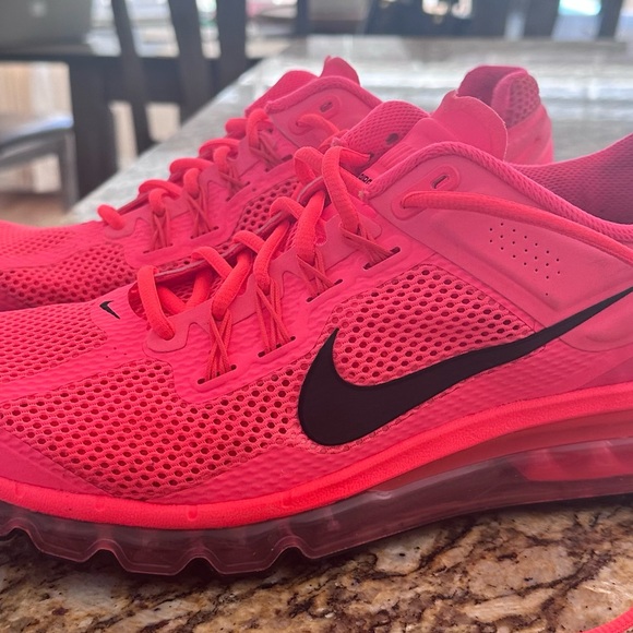Nike Pink AirMax Athletic Shoes with Breathable Mesh and Air Cushioning - Picture 1 of 5